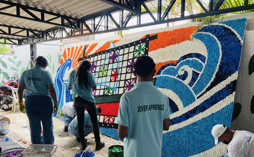Alurb confecciona mural com mais de 30 mil tampinhas plásticas reutilizadas