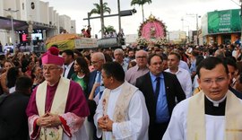 Multidão acompanha imagem da padroeira pelas ruas de Arapiraca