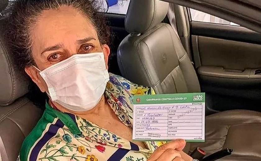 Aos 75 anos, Gal Costa é vacinada contra a Covid-19 em São Paulo
