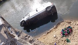 Van bate em lateral de ponte, cai em riacho e deixa dois feridos