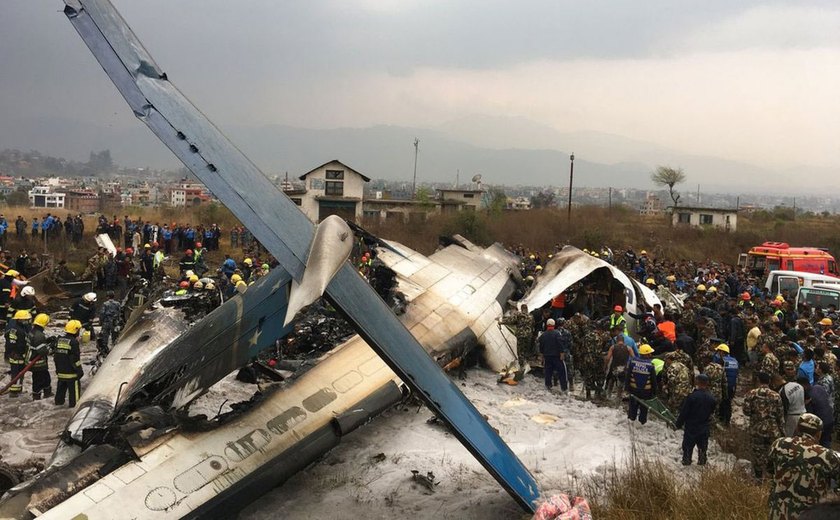 Avião com 71 pessoas a bordo cai e deixa 50 mortos no aeroporto do Nepal