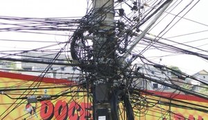 Aprovado projeto que obriga retirada de fios inservíveis dos postes em Alagoas