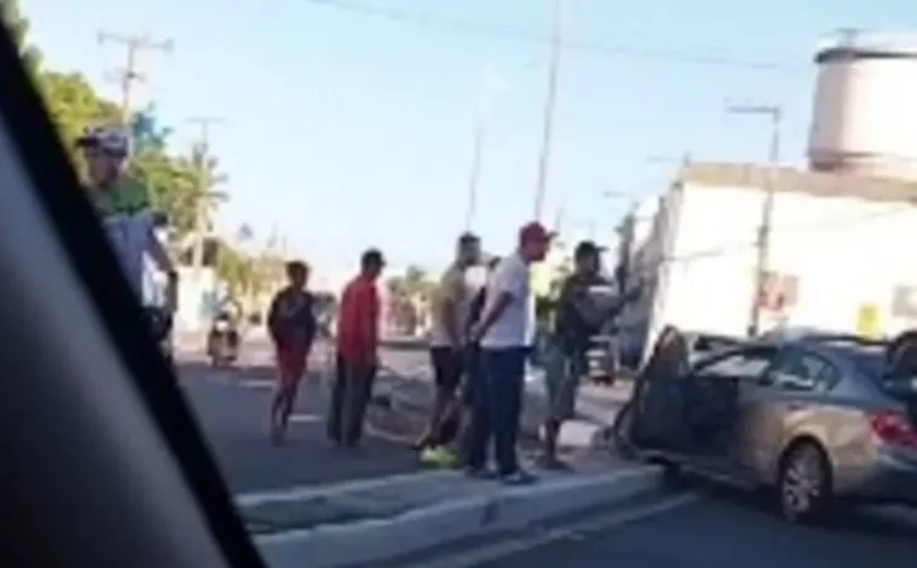 Carro colide em poste e deixa trânsito lento no Jaraguá