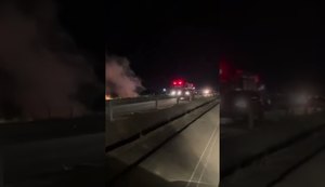 Carros colidem, pegam fogo e três pessoas morrem carbonizadas na Barra de São Miguel