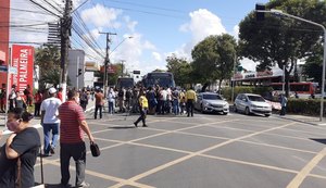 Ex-funcionários da Veleiro voltam a protestar na Avenida Fernandes Lima
