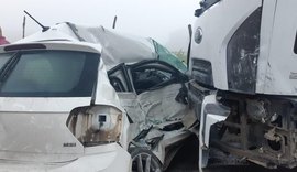 Colisão entre caminhão caçamba e carro de passeio deixa um morto na BR-316