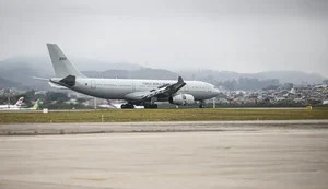 Avião com 221 brasileiros repatriados do Líbano chega em Guarulhos