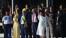 Lula sobe a rampa do Planalto e recebe faixa presidencial