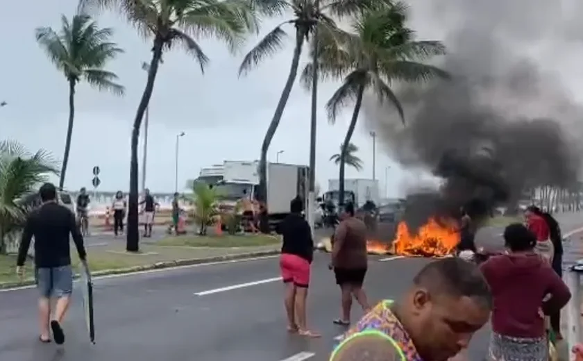 Moradores protestam contra falta de energia em três bairros de Maceió
