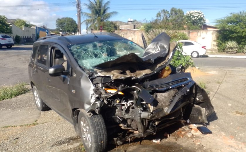 Colisão entre ônibus e carro deixa dois homens feridos em Maceió
