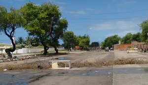 Moradores da orla lagunar fecham via por causa de obra da Prefeitura