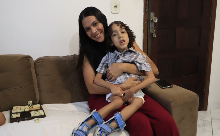 Menino com doença rara precisa de ajuda
