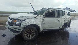 Condutor perde controle de veículo por conta de água na pista e capota na AL-220
