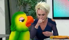 Ana Maria é socorrida ao vivo após engasgar com bolo; veja vídeo