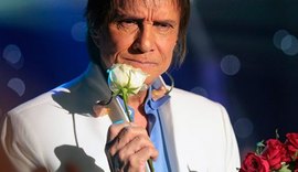 De novo? Roberto Carlos pede silêncio e se recusa a dar flor para fã que puxou sua mão em show