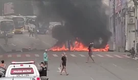 Manifestantes fecham ruas do Centro e cobram auxílios municipal e estadual
