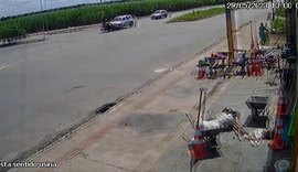 Vídeo: câmera de videomonitoramento mostra exato momento de colisão entre carro e moto no Benedito Bentes