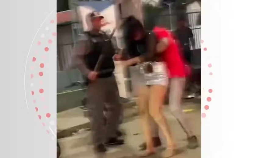 Policial é gravado puxando mulher pelos cabelos e batendo nela com um pedaço de madeira