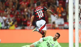Flamengo vence com gol de Arrascaeta e lidera o Brasileiro