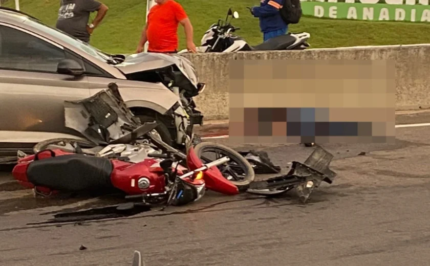 Motociclista morre ao tentar passar por 'brecha' de mureta e ser atingido por carro