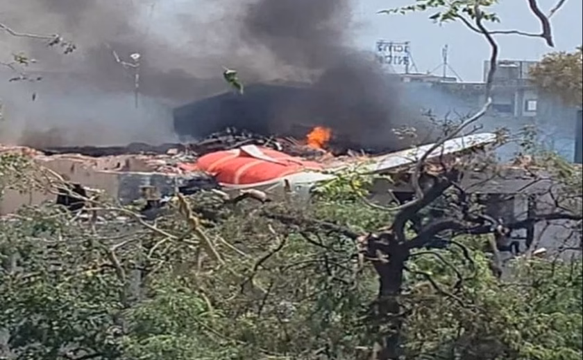 Polícia encontra sobrevivente em avião que caiu na Índia, diz agência