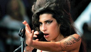 Pai de Amy Winehouse diz que vê espírito da cantora com frequência