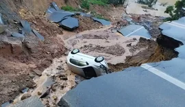 Chuvas abrem cratera e interditam trecho da BR-470, em Santa Catarina