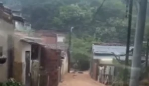 Moradores registram colapso de barreira na Grota do Macaco, no Feitosa