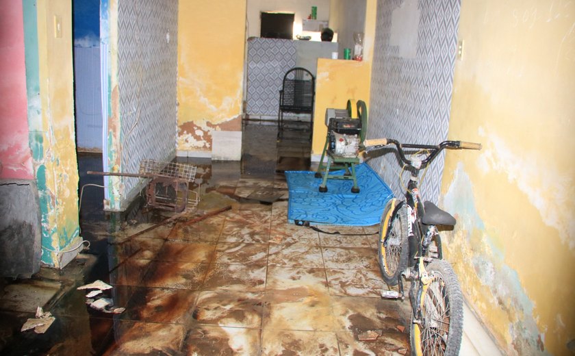 Rachaduras e água minando do solo na Marquês de Abrantes