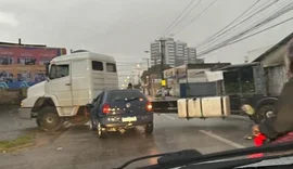 Motorista fica ferido no Barro Duro após colidir veículo em caminhão