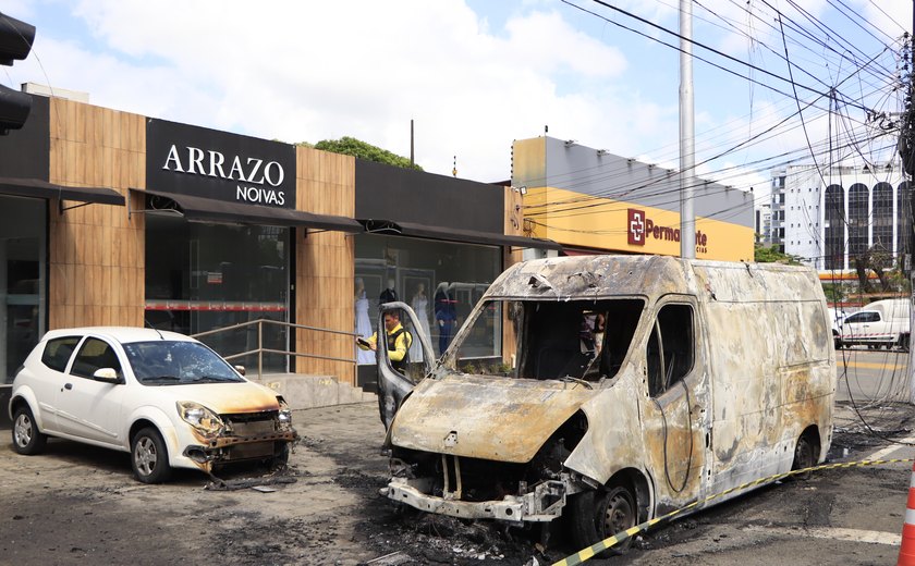 Vídeos: ambulância do Samu pega fogo na Fernandes Lima, em Maceió