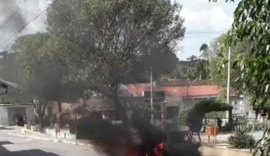 Vídeo: carro pega fogo no centro do município de Dois Riachos