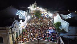 Milhares de foliões se divertem na abertura do carnaval em Penedo