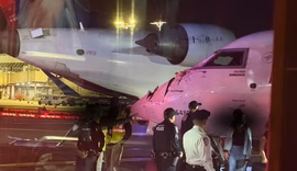 Aviões da Delta batem enquanto taxiavam em aeroporto de Nova York; comissária fica ferida