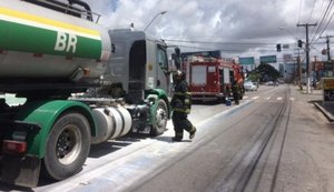 Caminhão-tanque pega fogo em posto no Farol