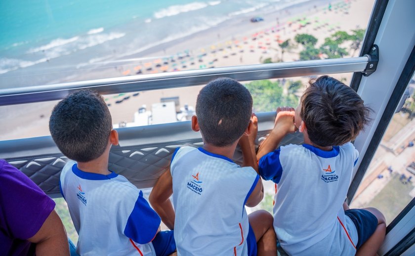Alegria e encantamento marcam visita de crianças da rede municipal à roda gigante da orla de Pajuçara