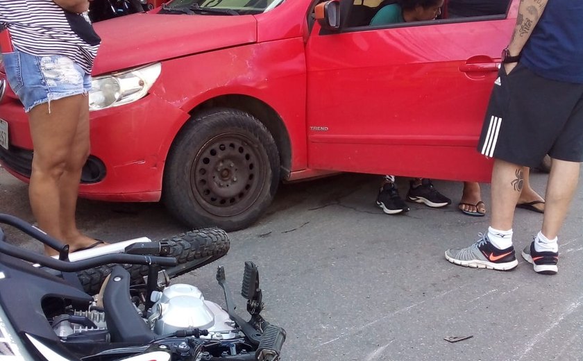 Vítima de colisão entre carro e moto é socorrida por agentes do Ronda no Bairro