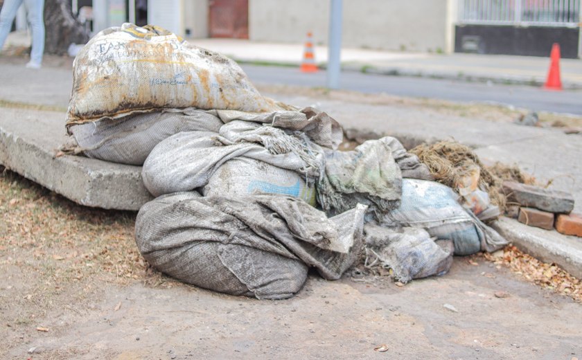Prefeitura retira 350 kg de areia de sistema de drenagem na Jatiúca