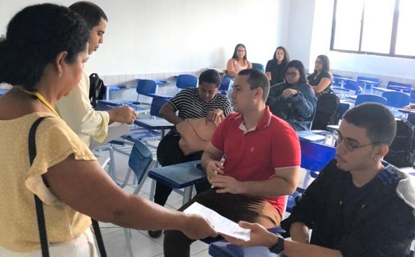 Alunos participam de teste para aferir confiabilidade das urnas