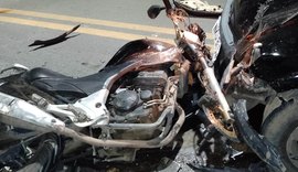 Duas pessoas ficam gravemente feridas em colisão entre carro e moto