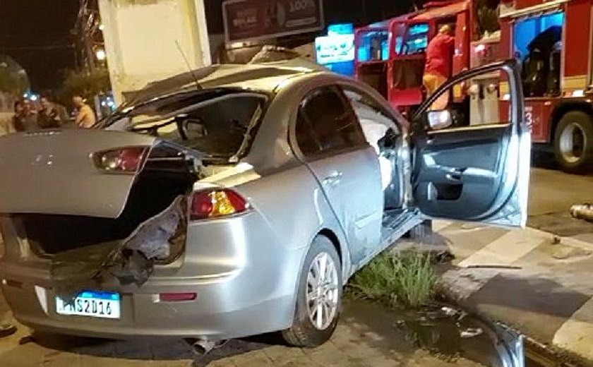 Homem morre após colidir em poste na Avenida Dona Constança, no Poço