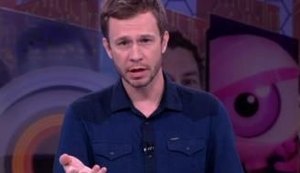 Tiago Leifert se diverte no Twitter sobre paredão: 'Fogo no parquinho'