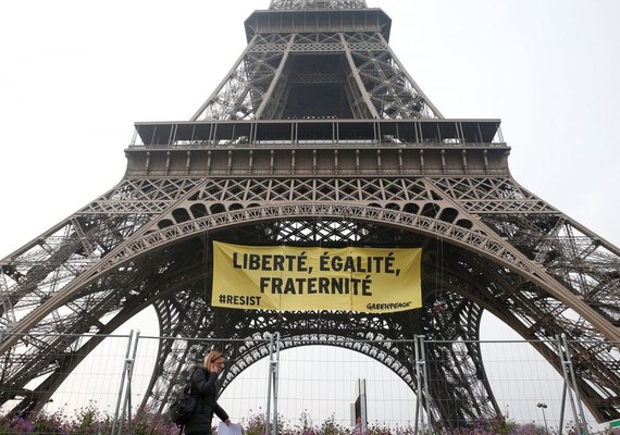Greenpeace escala Torre Eiffel e gera alerta antes de eleição francesa