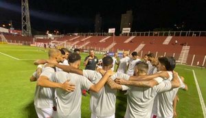 CRB tem expulsão no primeiro tempo, mas segura empate com Vila Nova