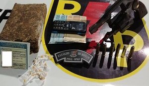 Polícia Militar prende homem com arma de fogo e drogas no Feitosa