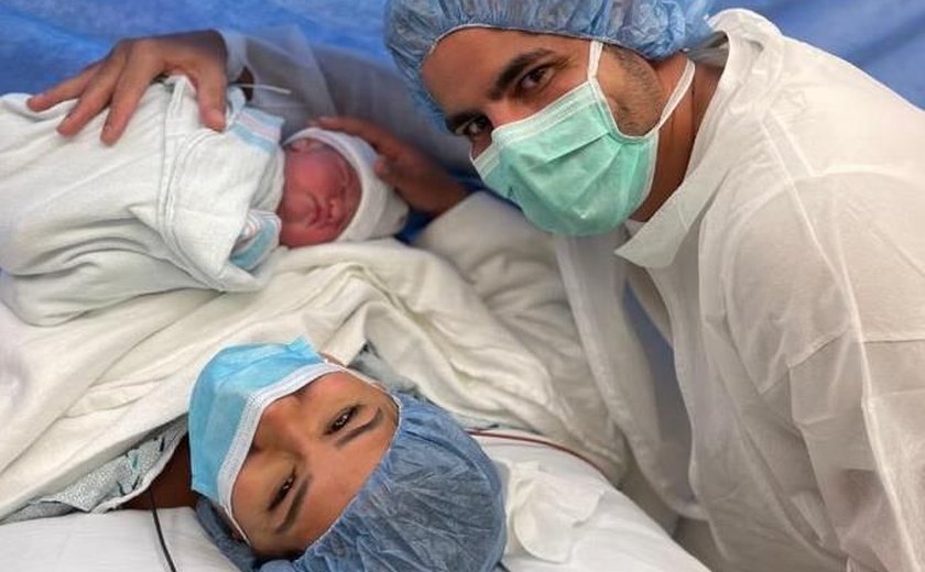 Simone e Kaká Diniz mostram o rostinho da filha recém-nascida Zaya