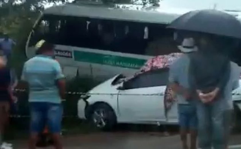 Acidente entre micro-ônibus e carro deixa uma mulher morta e quatro feridos