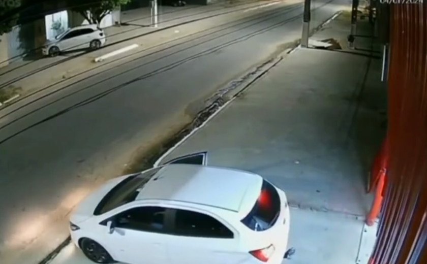 Ladrões invadem loja de veículos e fogem com carro roubado em Maceió