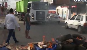 Moradores de conjunto no Benedito Bentes protestam por pavimentação