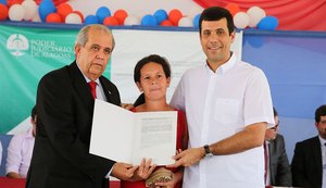 TJ/AL entrega 260 títulos de propriedade a moradores de Cacimbinhas